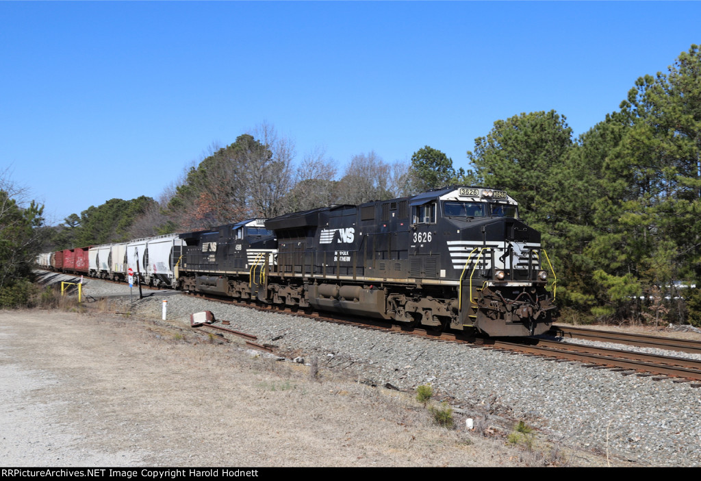 NS 3626 leads train 350 northbound on track 2